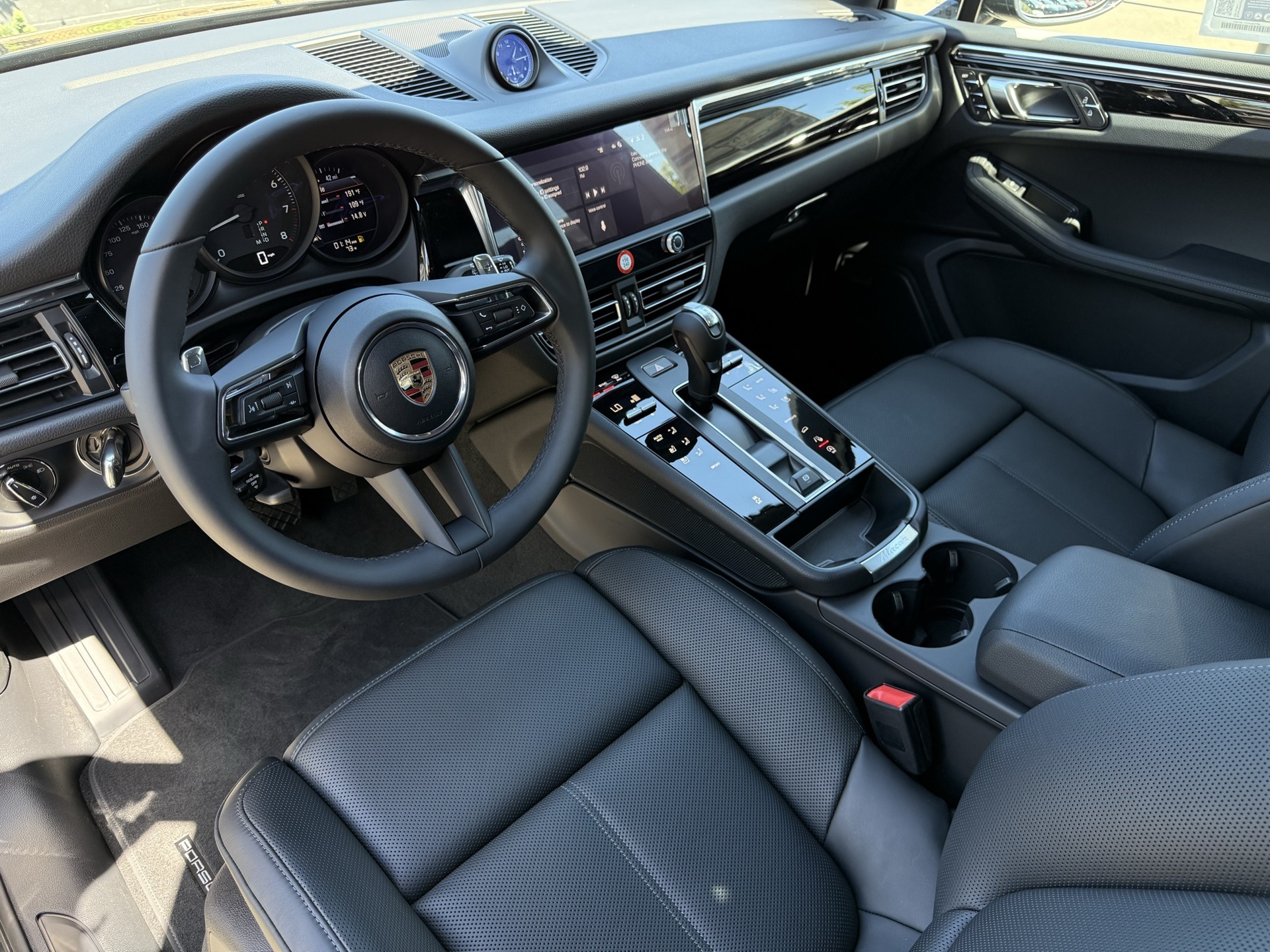 2026 Porsche Macan T photo 2