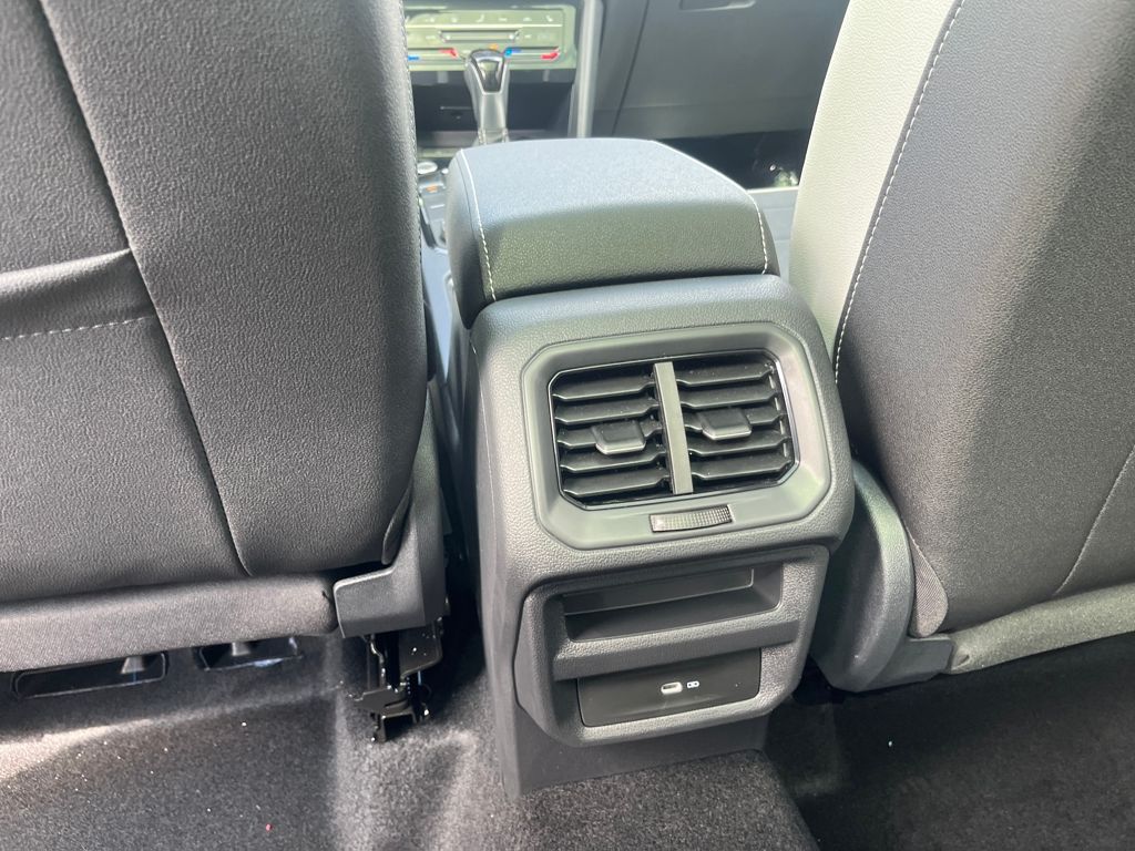 2025 Volkswagen Taos SE photo 19