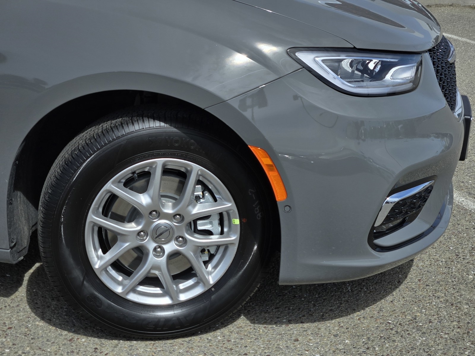 2025 Chrysler Pacifica photo 3