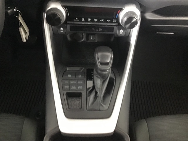 2021 Toyota RAV4 LE photo 12