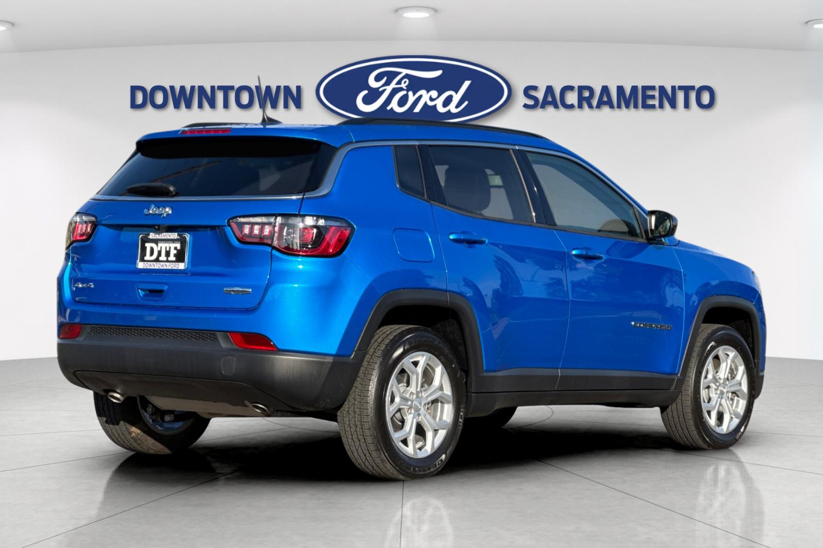 2024 Jeep Compass Latitude photo 2