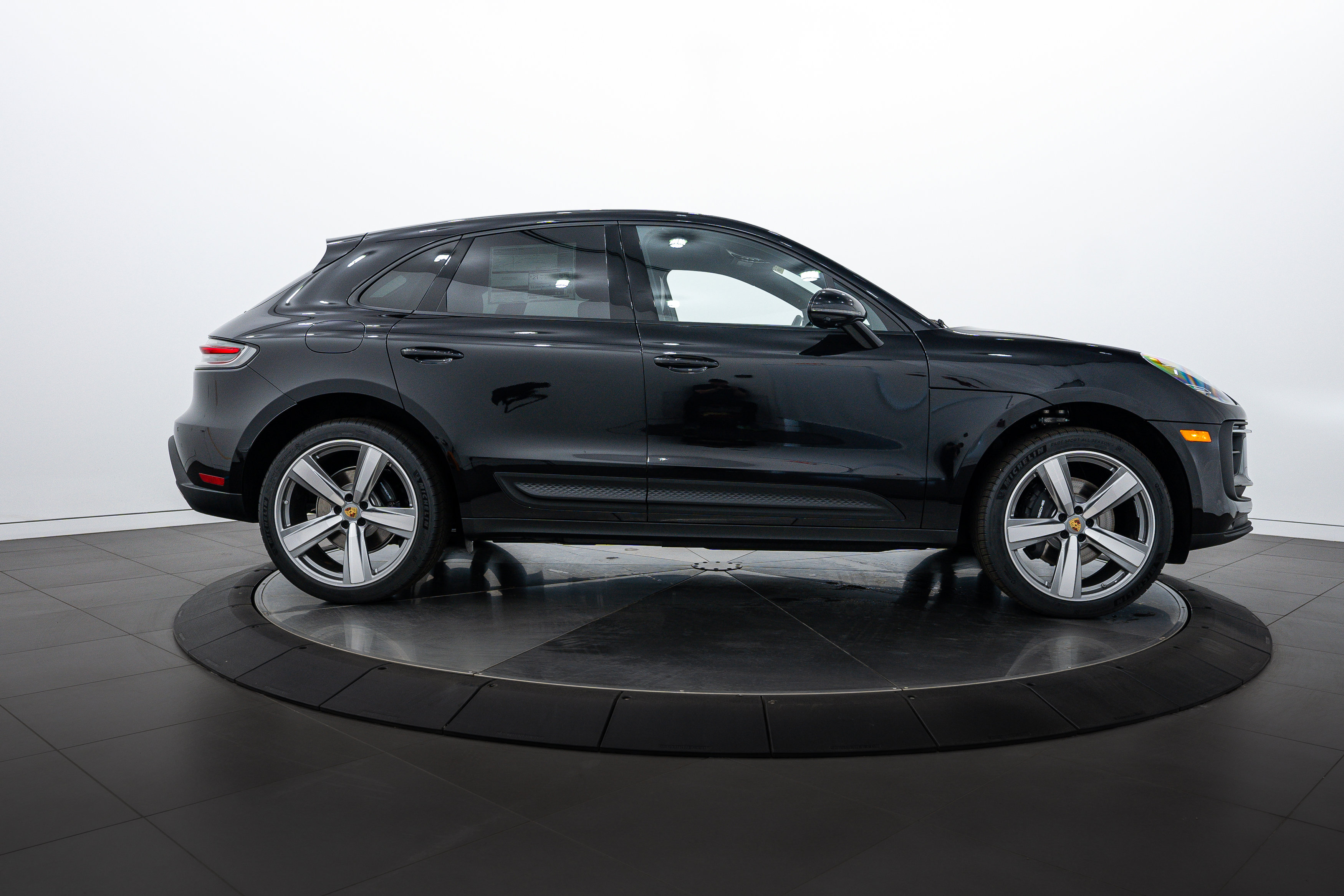 2025 Porsche Macan Base photo 7