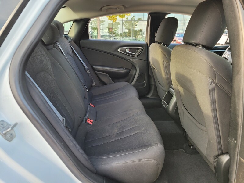 2015 Chrysler 200 Limited photo 13