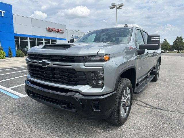 2025 Chevrolet Silverado 2500HD Custom photo 2