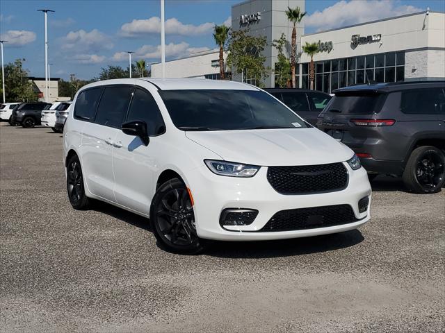 2026 Chrysler Pacifica Select's photo