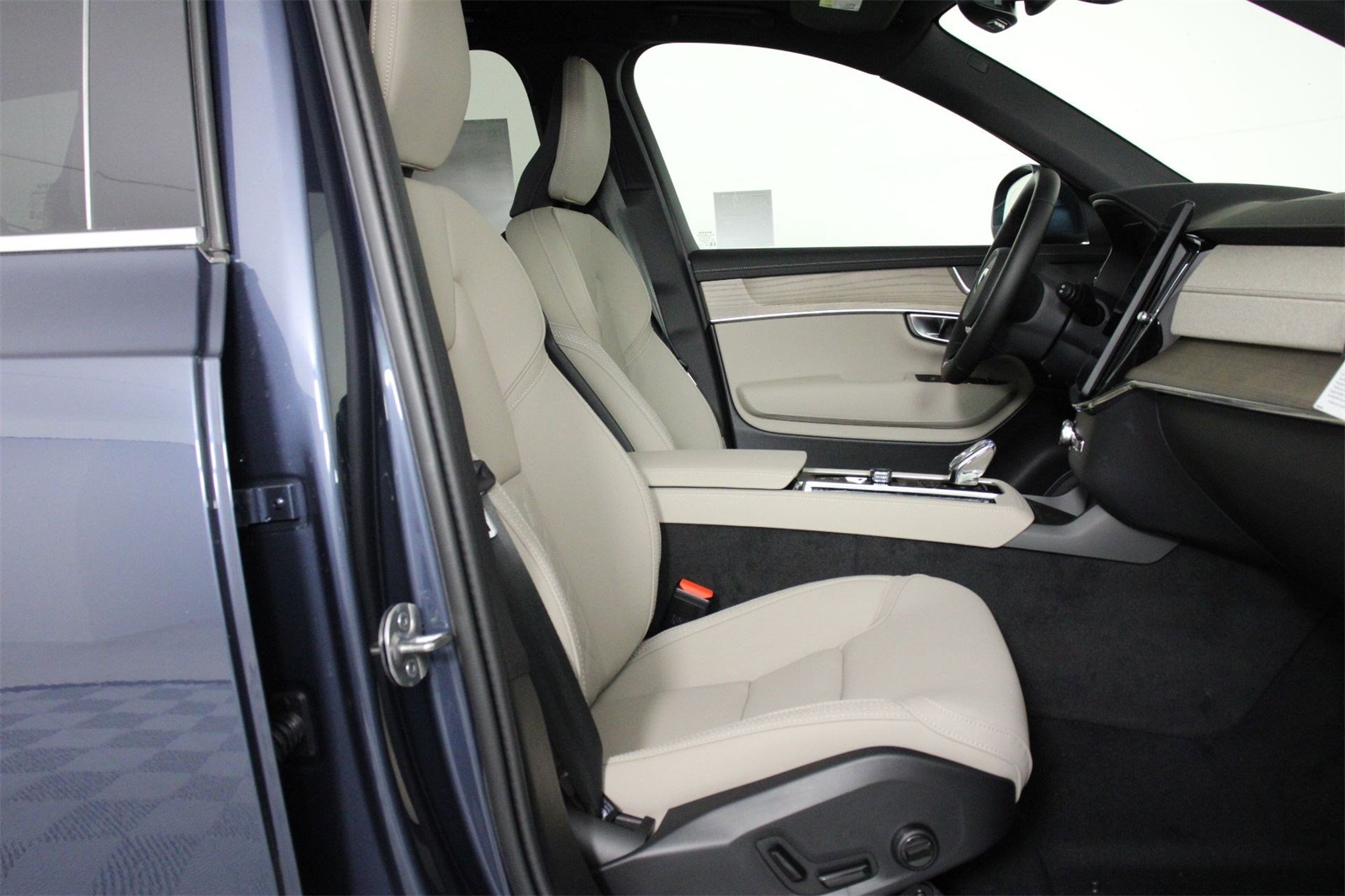2026 Volvo XC90 T8 Core photo 10