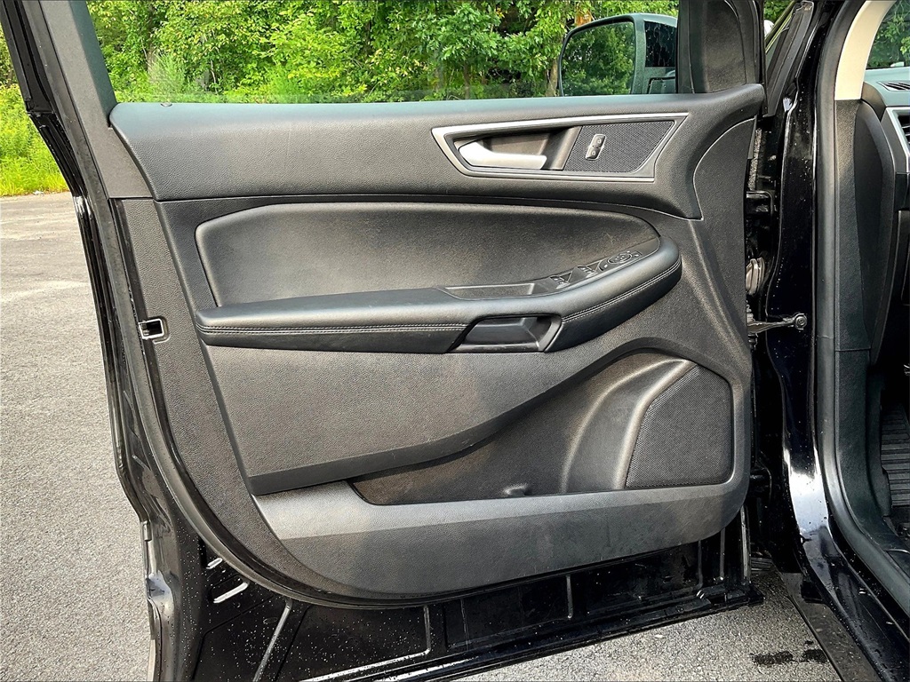 2021 Ford Edge SEL photo 9