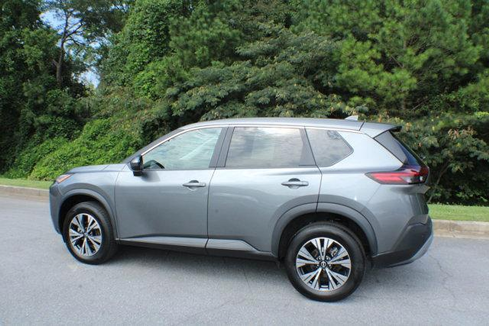 2023 Nissan Rogue SV photo 2