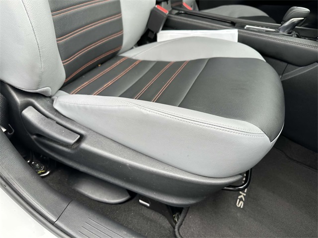 2023 Nissan Kicks SR photo 9