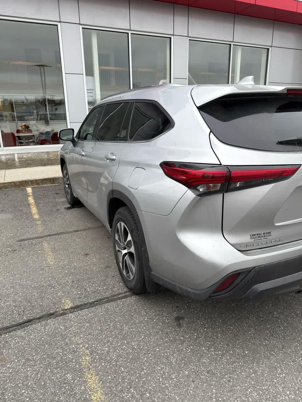 2021 Toyota Highlander XLE photo 4