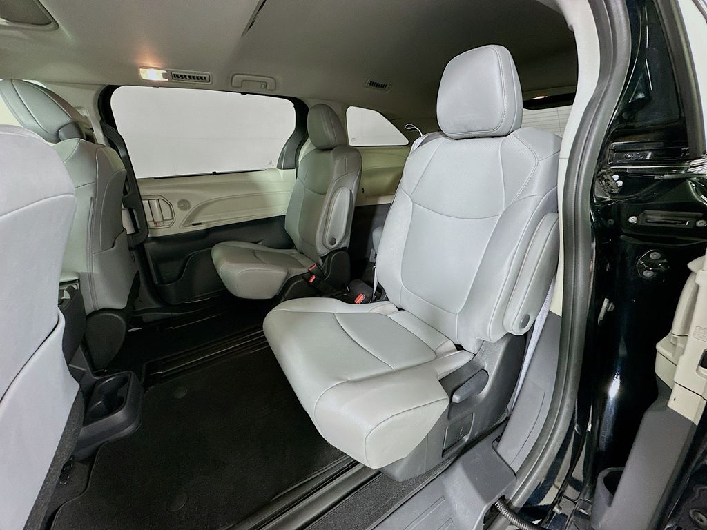 2023 Toyota Sienna XLE photo 23