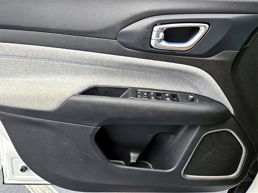 2024 Jeep Compass Latitude photo 25