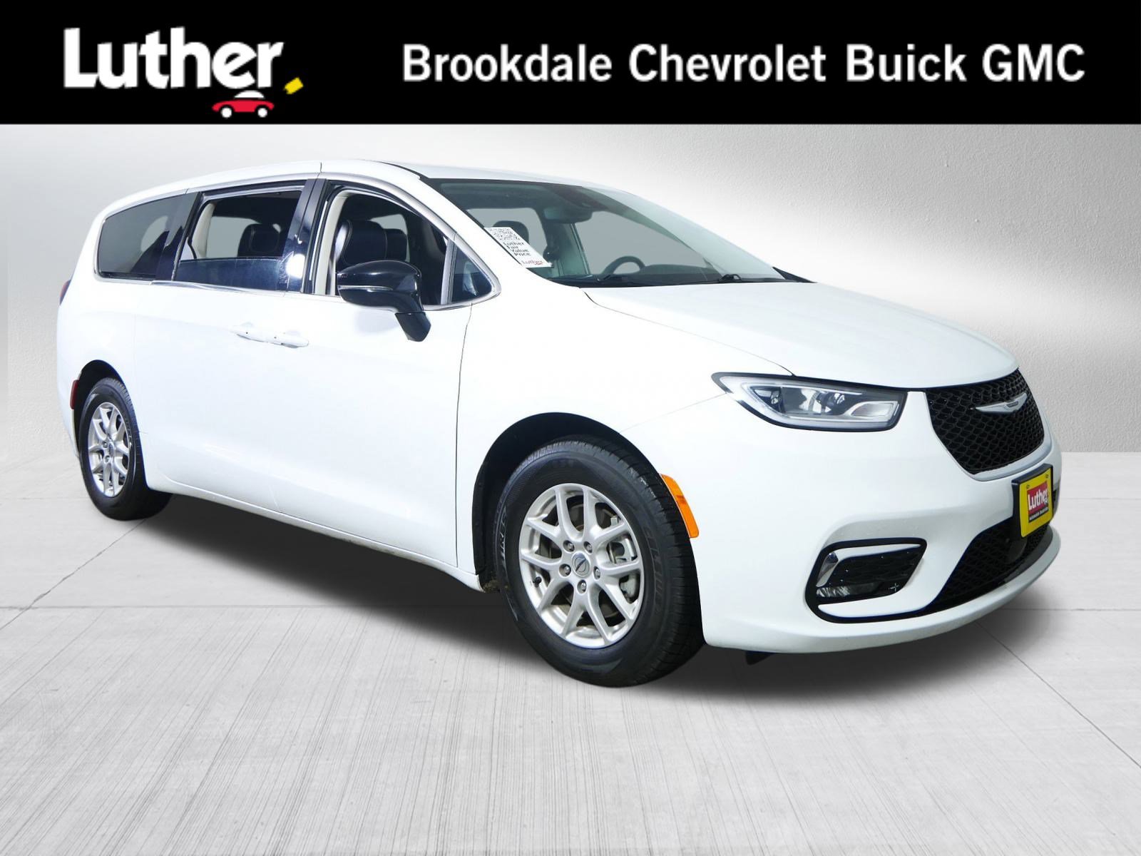 2024 Chrysler Pacifica Touring L's photo