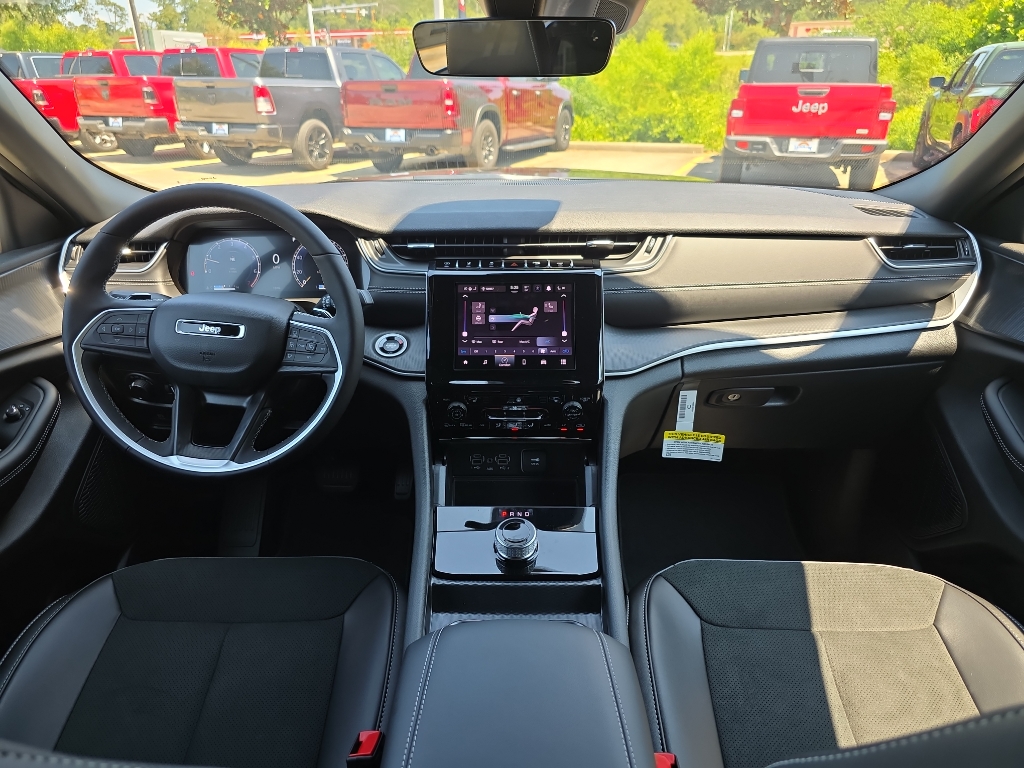 2025 Jeep Grand Cherokee Laredo Altitude photo 8