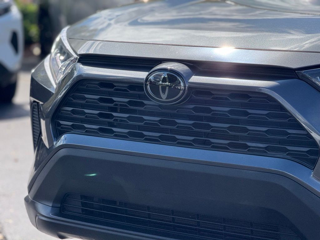 2020 Toyota RAV4 LE photo 4