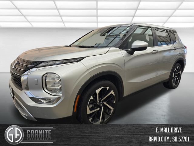 2024 Mitsubishi Outlander SE's photo