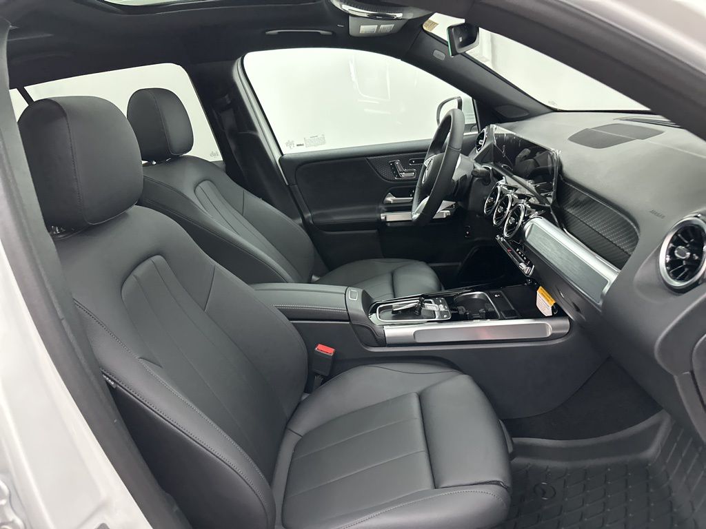 2025 Mercedes Benz GLB 250 photo 24
