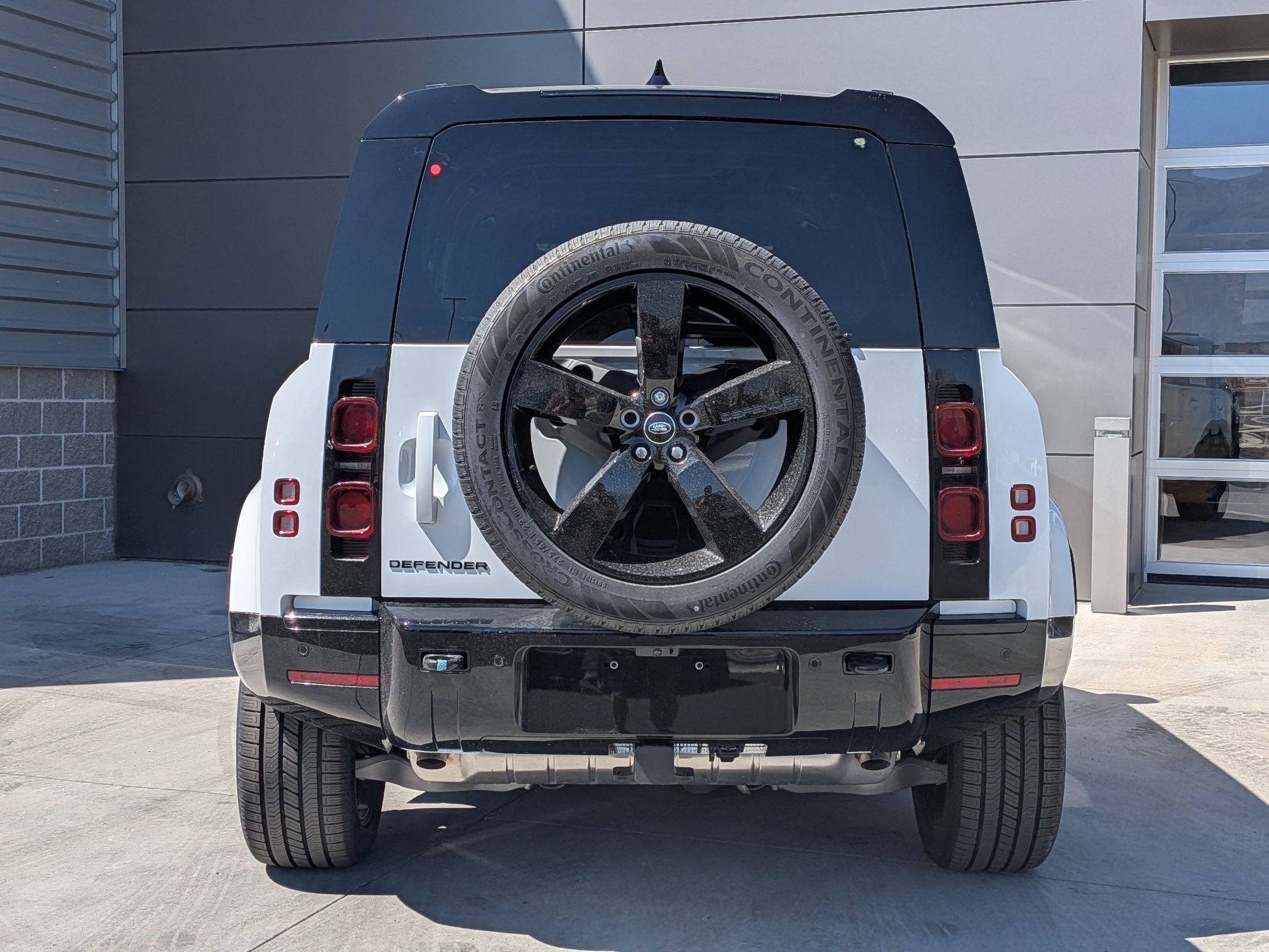 2025 Land Rover Defender 110 X-Dynamic SE photo 4