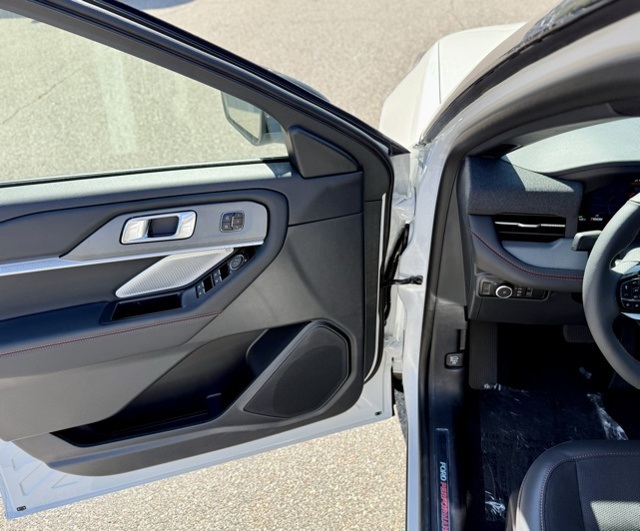 2025 Ford Explorer ST photo 12