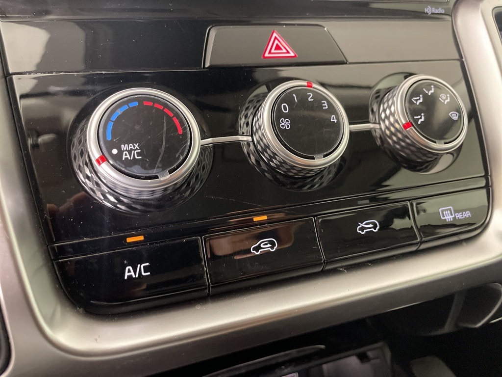 2022 Kia Sorento LX photo 19