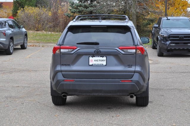 2022 Toyota RAV4 XLE photo 4
