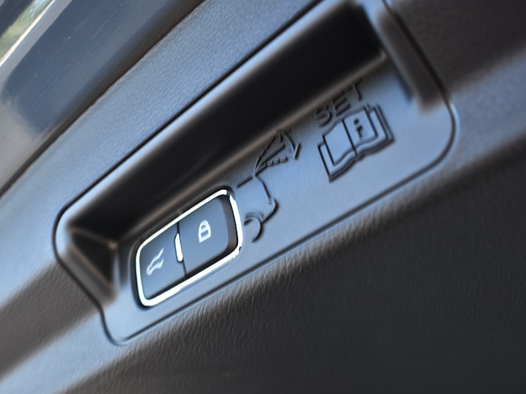 2025 Ford Explorer ST-Line photo 25