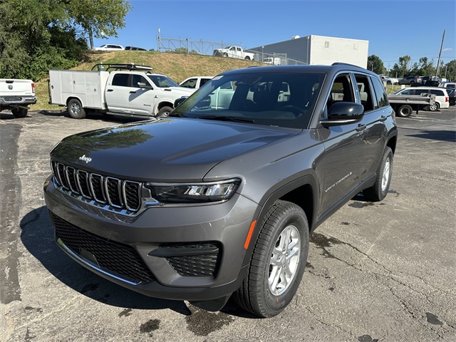 2025 Jeep Grand Cherokee Laredo photo 2