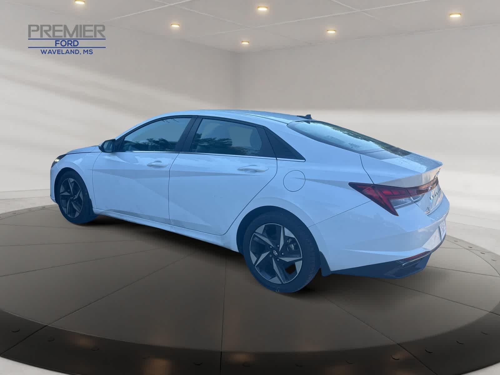 2022 Hyundai Elantra SEL photo 3