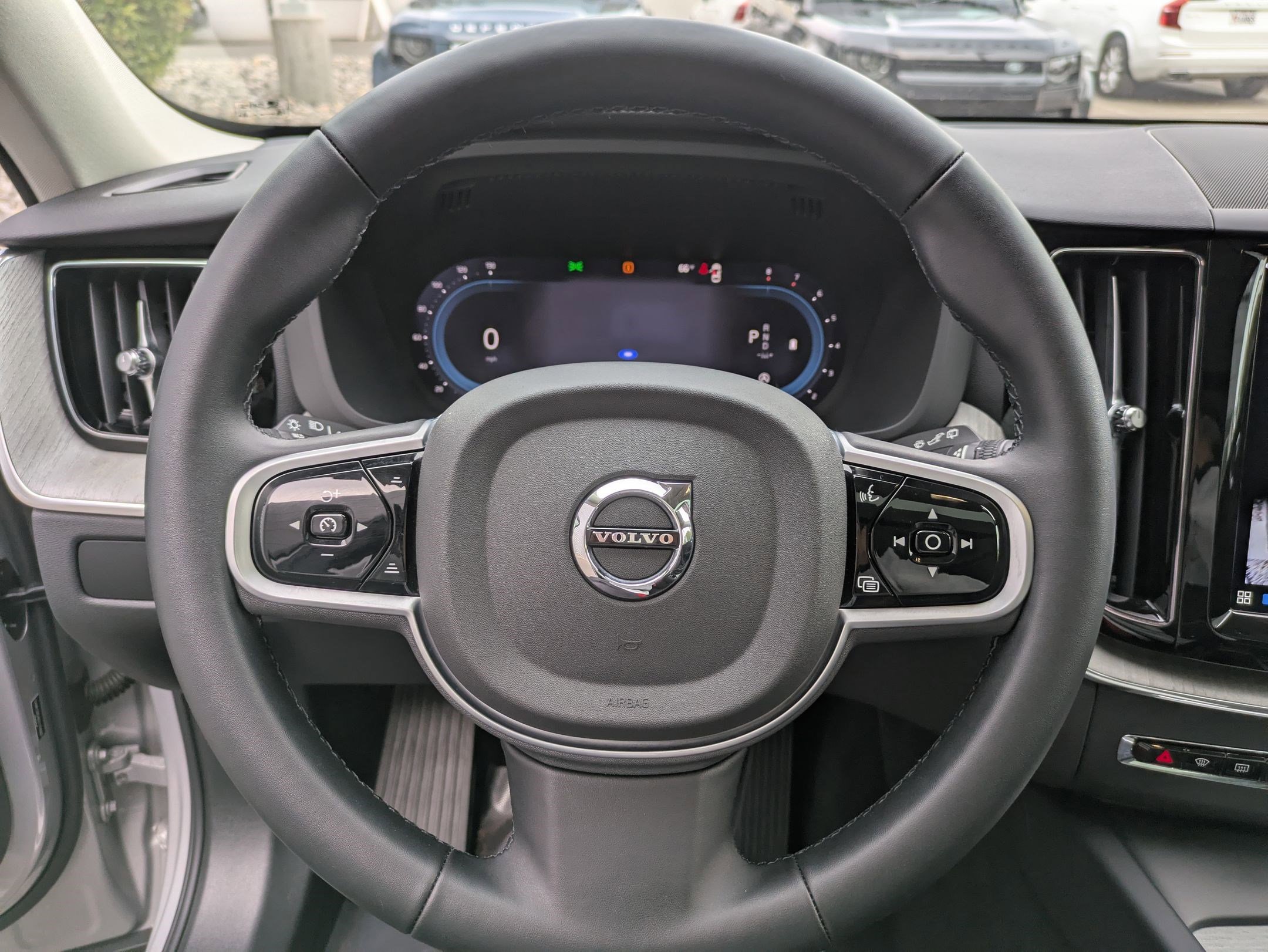 2025 Volvo XC60 Plus photo 14