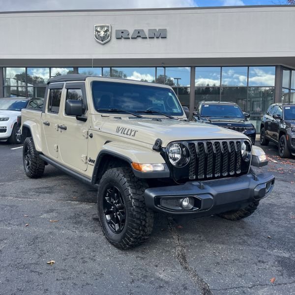 2022 Jeep Gladiator Willys Sport photo 2