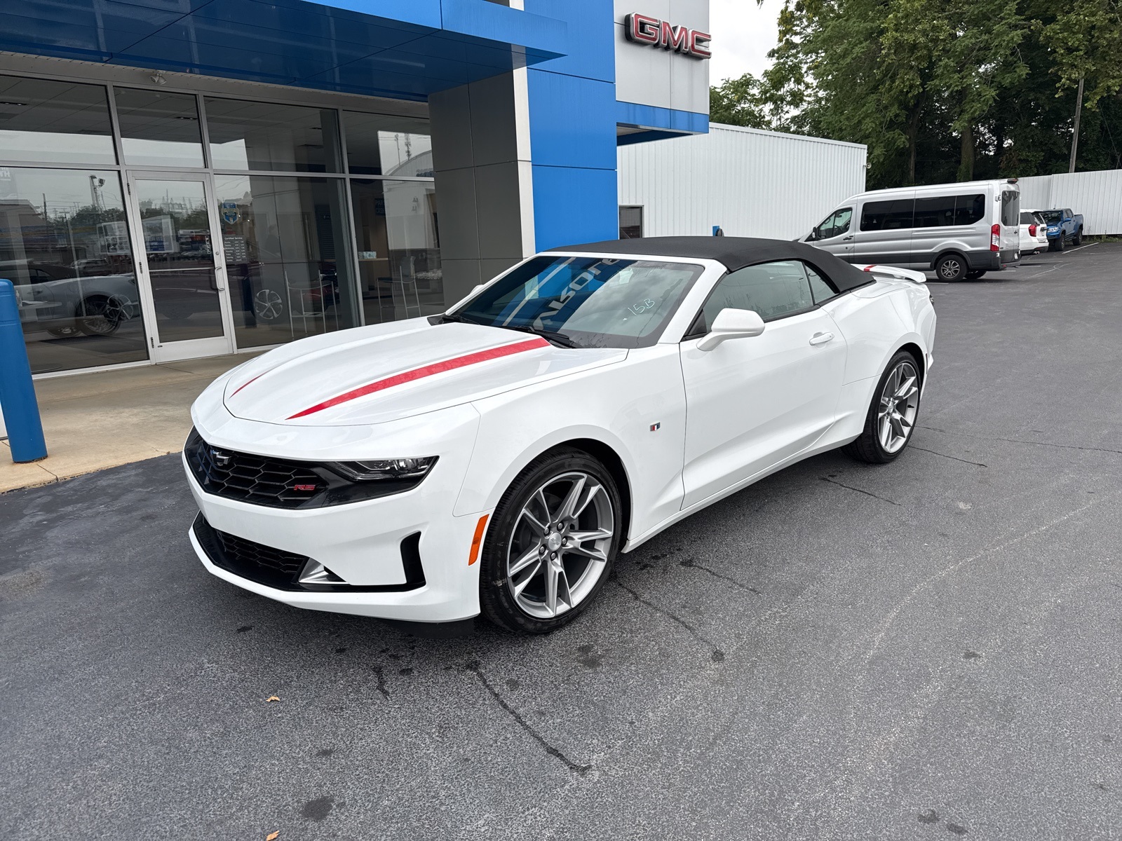 2024 Chevrolet Camaro 1LT photo 2