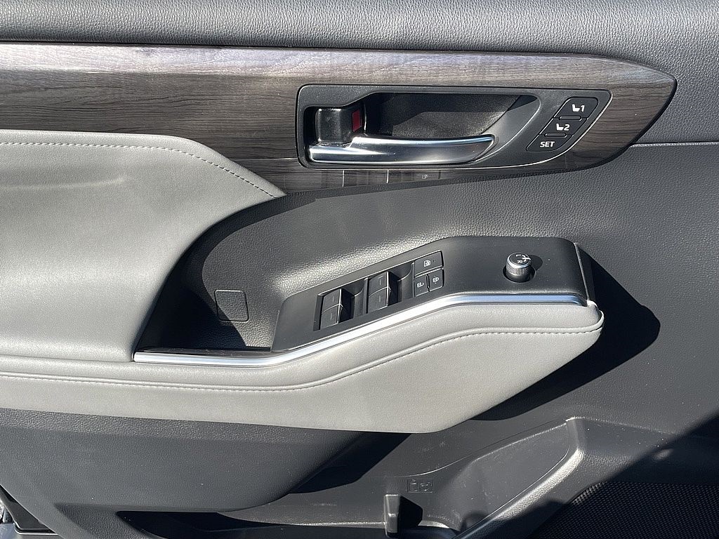 2021 Toyota Highlander Hybrid Platinum photo 23