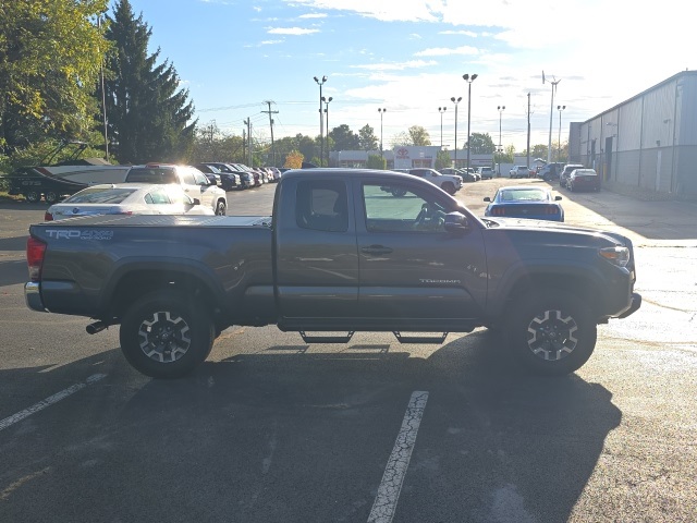 2017 Toyota Tacoma TRD Off-Road 4x4 Access Cab photo 9