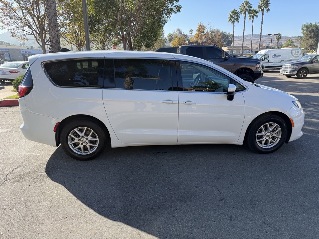 Used 2022 White Chrysler LX image 7