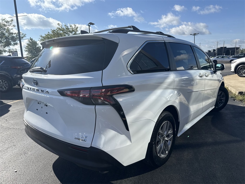 2022 Toyota Sienna LE photo 3