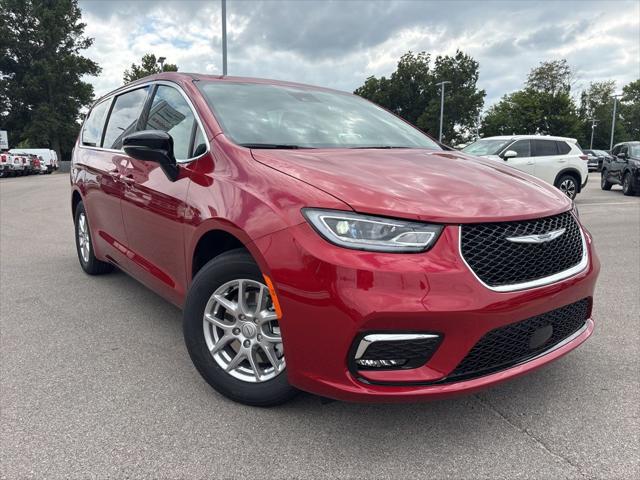 2026 Chrysler Pacifica Select's photo