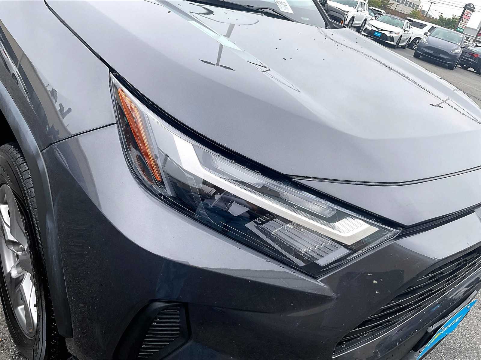 2024 Toyota RAV4 XLE photo 32