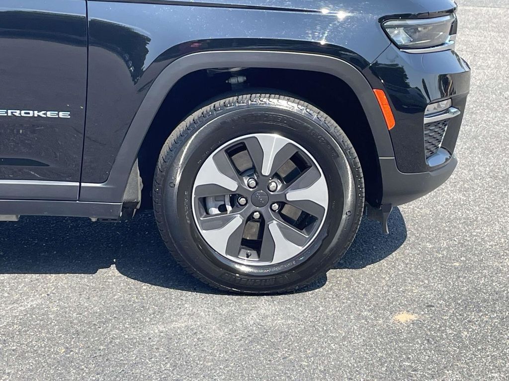 2023 Jeep Cherokee Base photo 12