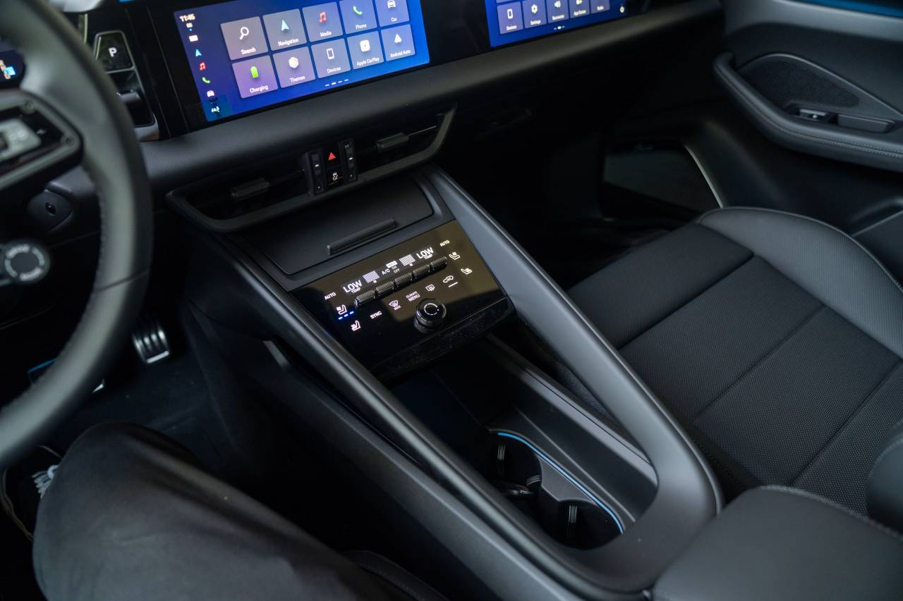 2025 Porsche Macan Turbo Electric photo 21