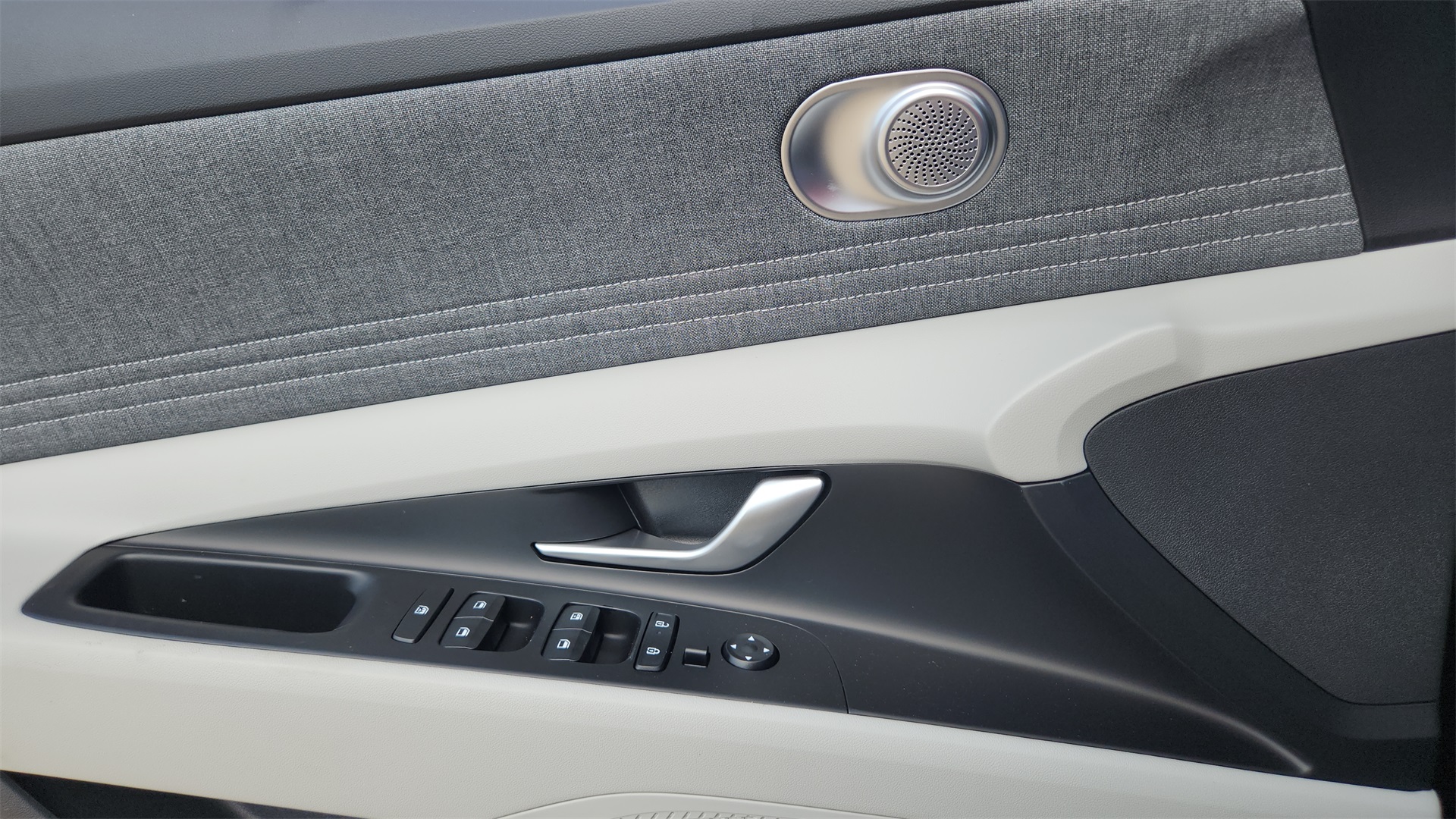 2025 Hyundai Elantra Limited photo 17