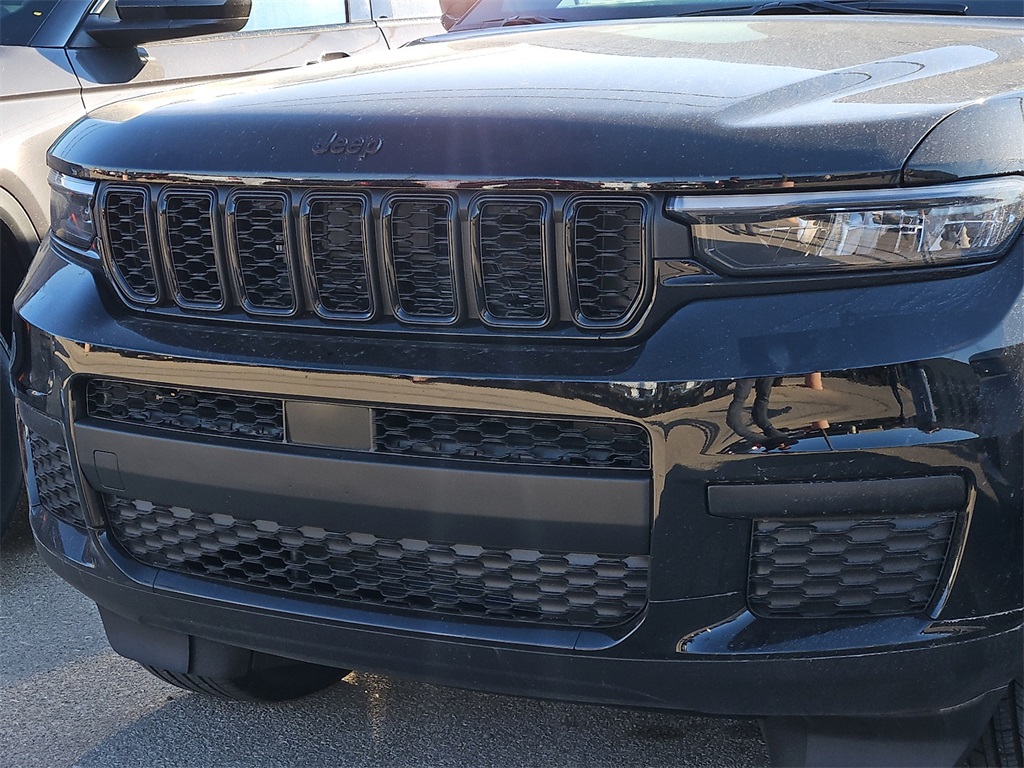 2025 Jeep Grand Cherokee Altitude photo 2