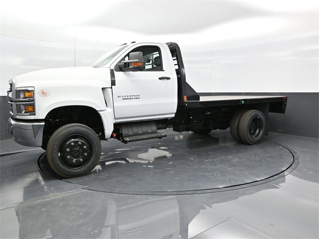 2024 Chevrolet Silverado 5500HD Work Truck photo 2