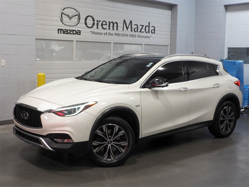 2017 INFINITI QX30 Premium's photo