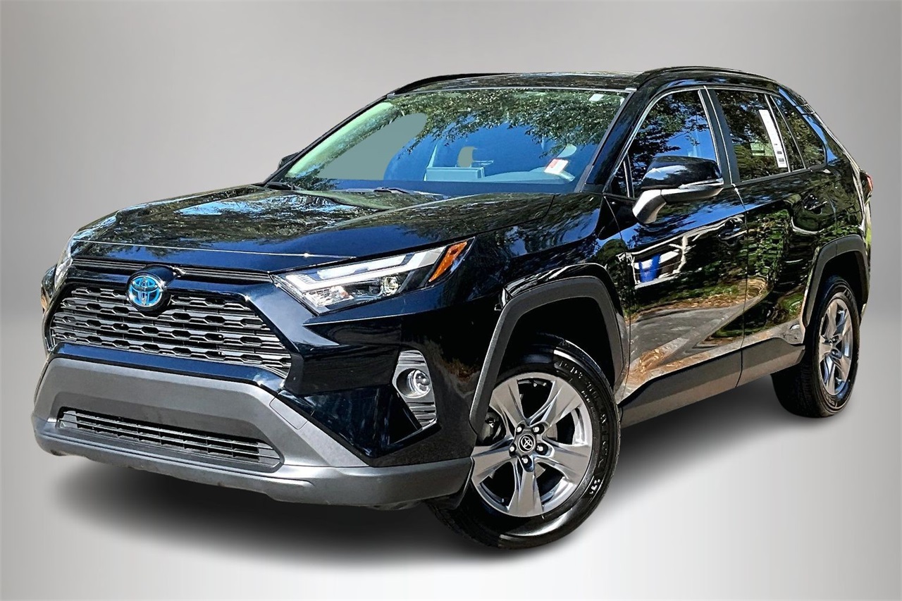 2024 Toyota RAV4 XLE's photo