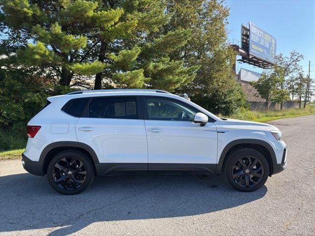 2023 Volkswagen Taos SE photo 3