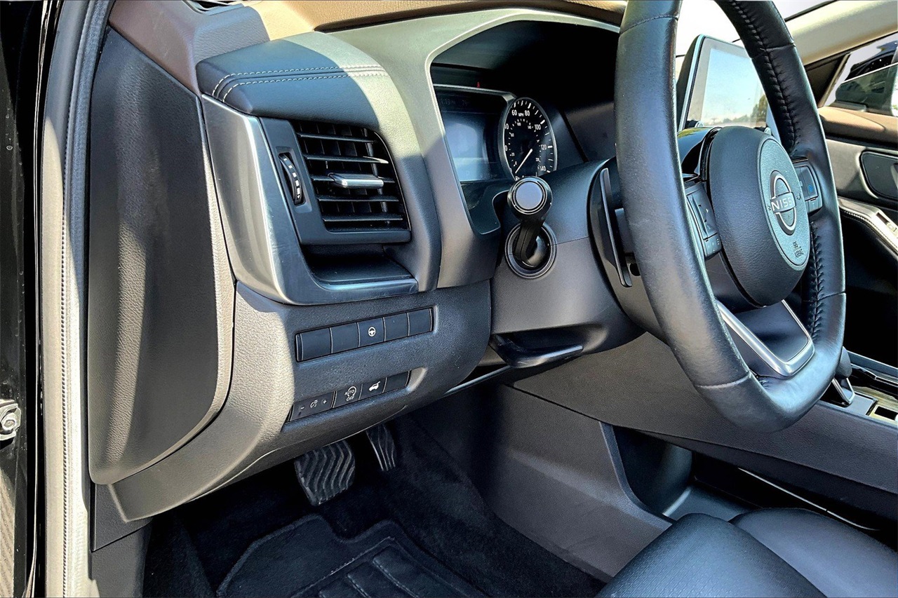 2023 Nissan Rogue SV photo 18
