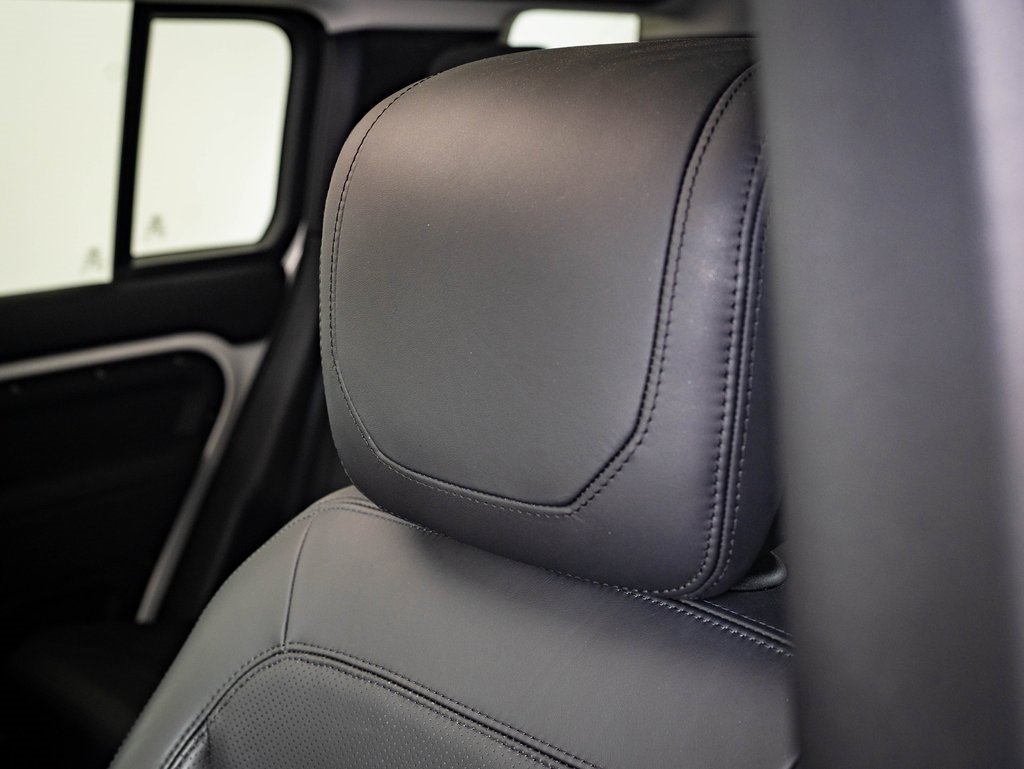 2020 Land Rover Defender 110 HSE photo 14