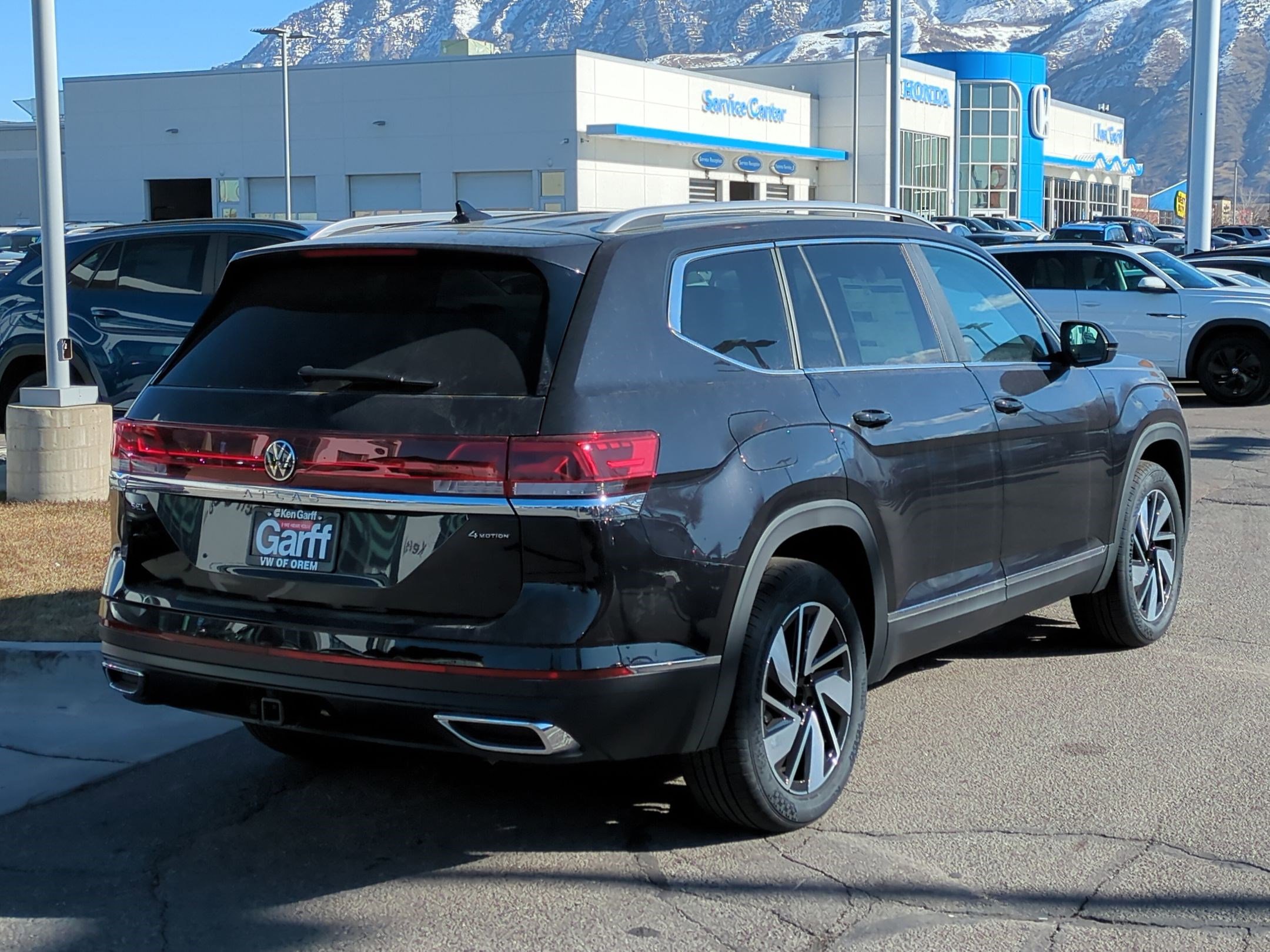 2025 Volkswagen Atlas SEL photo 2