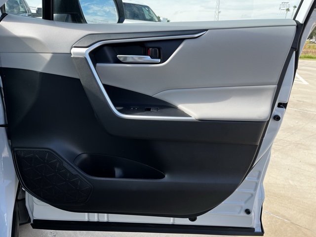 2025 Toyota RAV4 XLE photo 21