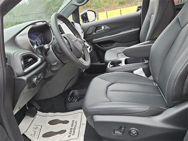 2026 Chrysler Pacifica photo 4